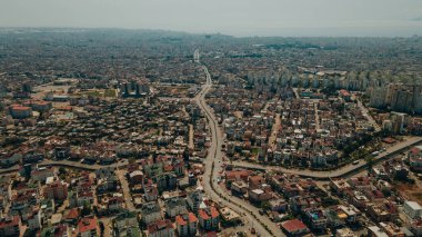 Antalya 'da Antalya Körfezi' nin güneşli bir günde insansız hava aracının yüksek noktasından havadan çekilmiş fotoğrafı. Yüksek kalite fotoğraf.