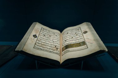 İç mekan, İslam Bilim ve Sanat Müzesi sergisi. Türkiye, İstanbul - Aralık, 2021. Yüksek kalite fotoğraf
