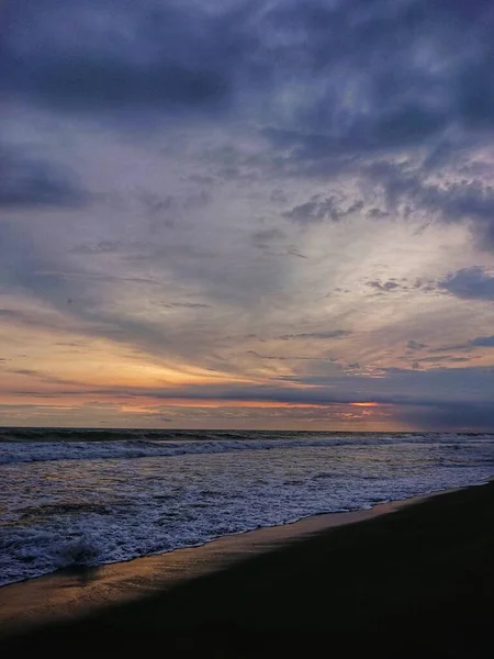Vista Una Hermosa Puesta Sol Costa Del Mar Con Nubes — Foto de Stock