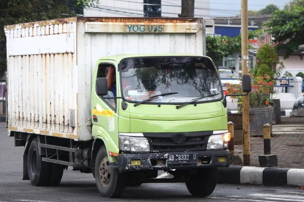 Foto Van Een Kleurrijke Vrachtwagen Rijden Door Straat Avond — Stockfoto