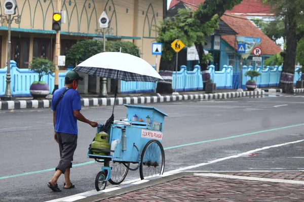 Foto Mercante Itinerante Che Spinge Carro Sul Ciglio Della Strada — Foto Stock