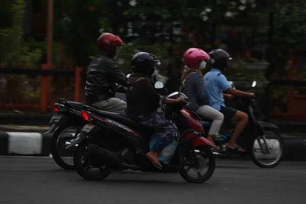 Foto Van Veel Gemotoriseerde Voertuigen Die Middags Straat Rijden — Stockfoto