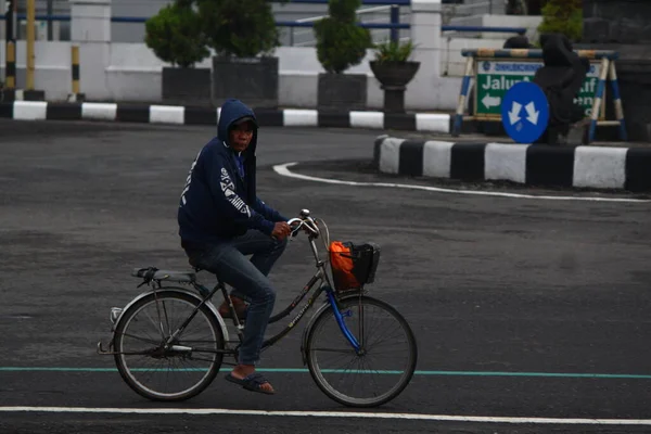 Foto Del Anciano Montando Una Bicicleta Lado Carretera Por Tarde —  Fotos de Stock