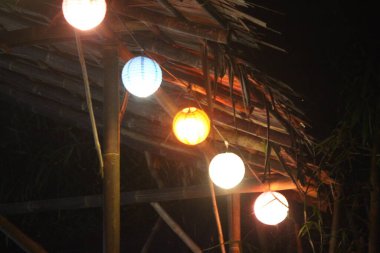 Gece kafedeki ışıkların fotoğrafı.