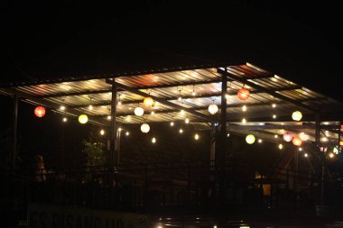 Gece kafedeki ışıkların fotoğrafı.