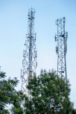 Transformatör, voltajı artırmak veya düşürmek için tasarlanan ve üretilen elektrikli bir cihazdır. Elektrik transformatörleri manyetik indüksiyon prensibine göre çalışır ve hareket eden parçaları yoktur..