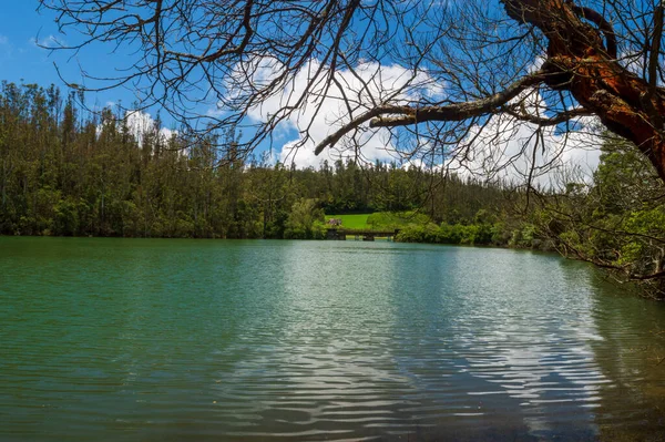 Scénický Ooty Lake Modrá Bílá Obloha Odraz Viditelný Vodě Přírodní — Stock fotografie