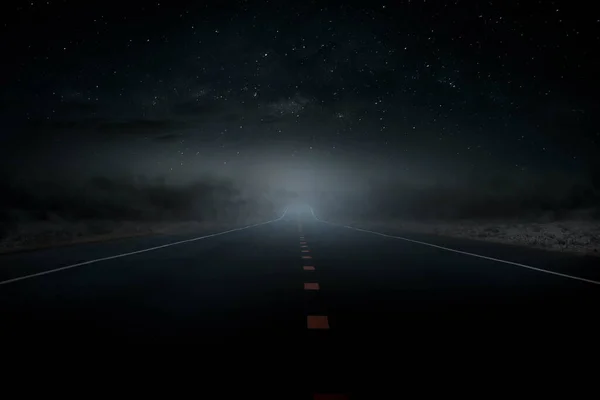 Güzel bir gecede kırsal kesimde uzun bir yol.