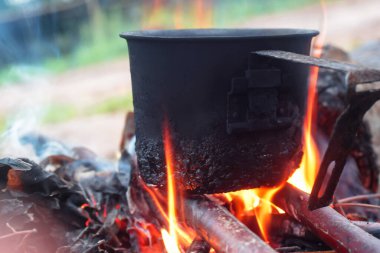 Yürüyüşte, sabah kahveni tazelemek için bir demlik kaynar su hazırla..