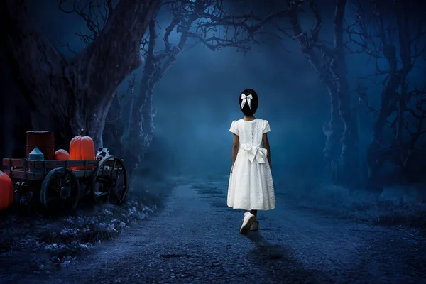 Ένα Κοριτσάκι Περιπλανιέται Μόνο Του Στο Δάσος Νύχτα — Φωτογραφία Αρχείου