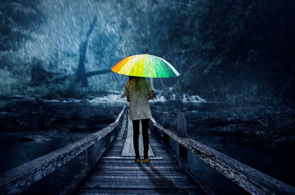 Młoda Dziewczyna Parasolem Przechodzi Przez Most Samotną Deszczową Noc — Zdjęcie stockowe