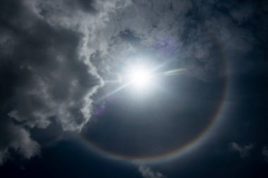 Güneş öğle vakti parlıyordu ve bulutlar güzel bir şekilde kararmıştı..