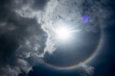 Güneş öğle vakti battı ve bulutlar doğal olarak karardı..