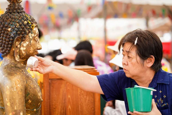 Wanita Thailand Tua Mandi Gambar Buddha Tradisi Selama Festival Songkran — Stok Foto