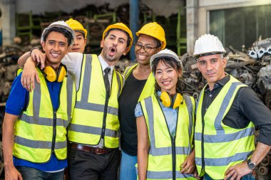 Endüstriyel fabrikalarda çalışan bir grup işçi ve mühendis. Fabrikadaki işçi ve mühendis ekibi üretim yapıyor..