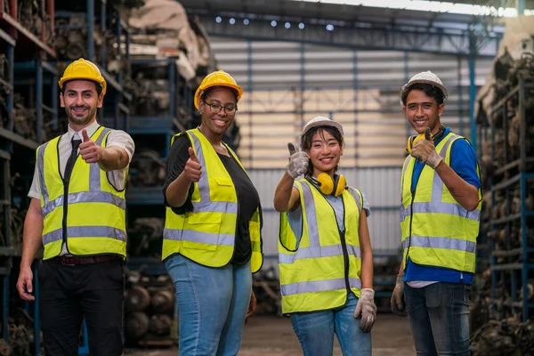 工業プラントの従業員やエンジニアのグループ 生産現場に親指を立てる労働者とエンジニアのチーム — ストック写真