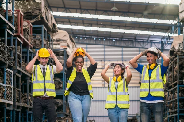 工業プラントの従業員やエンジニアのグループ 労働者とエンジニアのチーム部品倉庫で祝う興奮したエンジニア — ストック写真