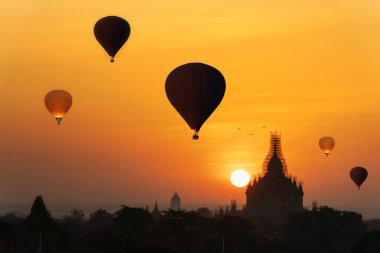 Bagan, Myanmar 'da bir sürü sıcak hava balonu doğuyor. Bagan, tarihi Budist tapınaklarından oluşan antik bir tapınaktır..