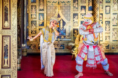Khon, Tayland 'da bulunan bir dans dram türüdür. Hanuman ve Sovanna Maccha. Khon gösterisinde Hanuman 'ın kadınlarıyla flört etme hareketi..