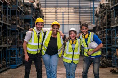 Endüstriyel fabrikalarda çalışan bir grup işçi ve mühendis. Depoda kutlama yapan işçiler ve mühendisler..