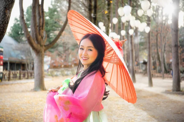 Kırmızı Şemsiye Tutan Koreli Bir Kız Kore Nin Geleneksel Hanbok — Stok fotoğraf
