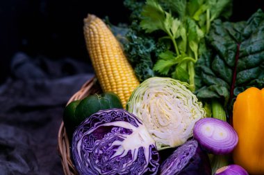 Sepetteki organik sebzeler. Kırmızı soğan, marul, kereviz, dolma biber ve marul..