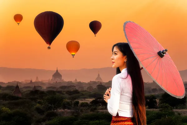 Молодая Девушка Восход Солнца Много Воздушный Шар Ступы Баган Мьянма — стоковое фото
