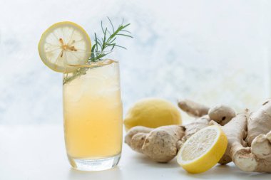 Ballı Ginger Juice. Bitkisel içecekler bağışıklığı arttırır.