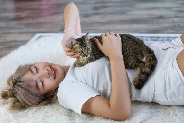 Young Girl Cat Couch Home Girl Fingers Playing Cat Lying — Stock Photo, Image