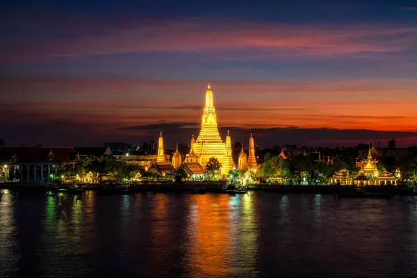 ワット アルン ラチャワラム ラチャワマワハンまたはワット アルンはタイのバンコクにある仏教寺院です — ストック写真