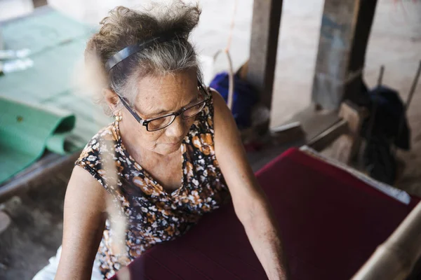 Tradicional Isan Tailandês Tecelagem Seda Velha Mulher Que Tece Seda — Fotografia de Stock