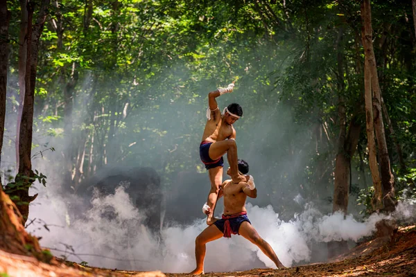 Боксёры Таиланда Занимаются Боксом Лесу Слонами — стоковое фото