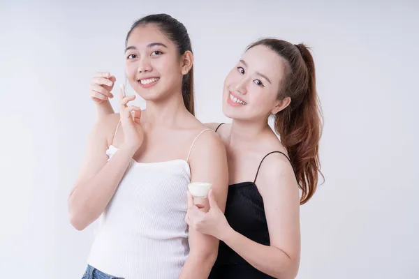 Jovens Mulheres Experimentando Cremes Cuidados Com Pele Duas Jovens Aplaudem — Fotografia de Stock