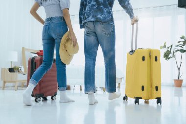 Otel odasına bavul taşıyan turist çifti. Birkaç turist oda gezintisine çıkıyor..