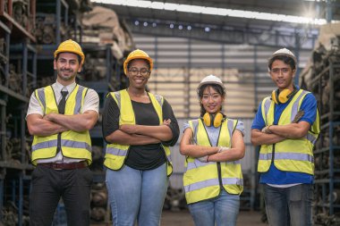 Sanayi tesislerinde çalışan bir grup fabrika işçisi. Parça deposunda çalışan işçiler ve mühendisler. Metin için boşluk.