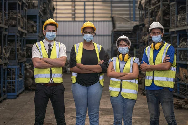 倉庫労働者の肖像画 工場労働者のグループは 職場再開期間中にウイルスが拡散するのを防ぐためにフェイスマスクを使用しています — ストック写真