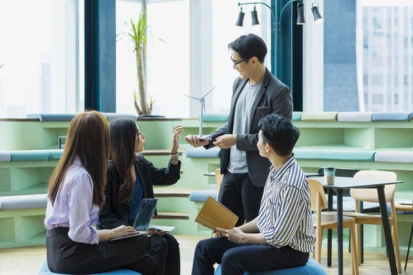 Geschäftsmann Trifft Auf Neue Lösungen Für Alternative Energien Kollegen Büro — Stockfoto