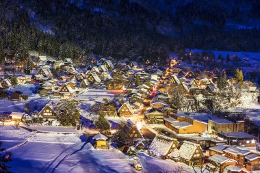 Japonya 'nın manzara gece lambası. Dünya Mirası Bölgesi Shirakawago gece lambası. Kışın Shirakawago 'nun Tarihi Köyü. Gifu, Japonya