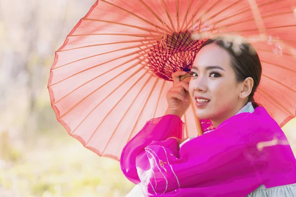 Menina Coreana Vestindo Hanbok Usando Guarda Chuva Rosa Mulher Bonita — Fotografia de Stock