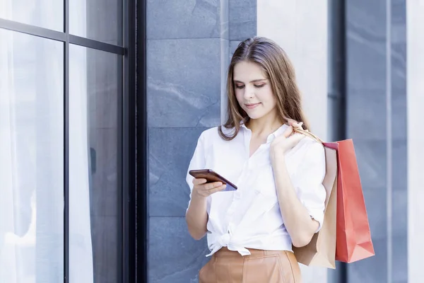 Beautiful Woman Enjoy Paper Shopping Bag City — Stok fotoğraf