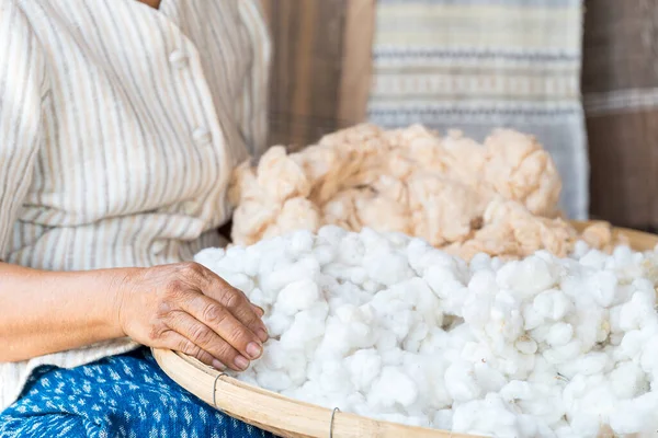 Old Woman Selecting Cotton Used Weaving Cotton Clothes Local Master — Foto de Stock