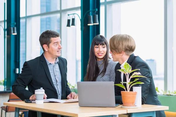 Geschäftsmann Mit Tablet Und Laptop Und Handy Auf Dem Tisch — Stockfoto