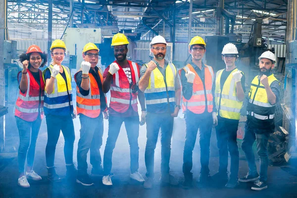 İşçiler ve işçiler fabrikada duruyorlar. Mühendislik Fakültesinde Grup Personeli.