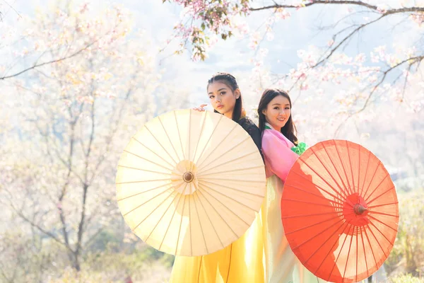 Azjatki Turystki Piękna Dziewczyna Tradycyjnym Koreańskim Hanboku Kwiatem Wiśni Wiosną — Zdjęcie stockowe