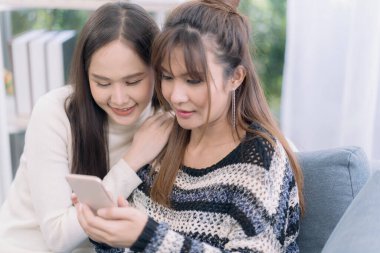 Dişi çiftler. Lezbiyenler. Cep telefonu kullanan iki kadın.. 