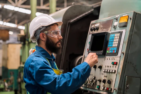 Personale Tecnici Stanno Controllando Funzionamento Della Vecchia Macchina — Foto Stock