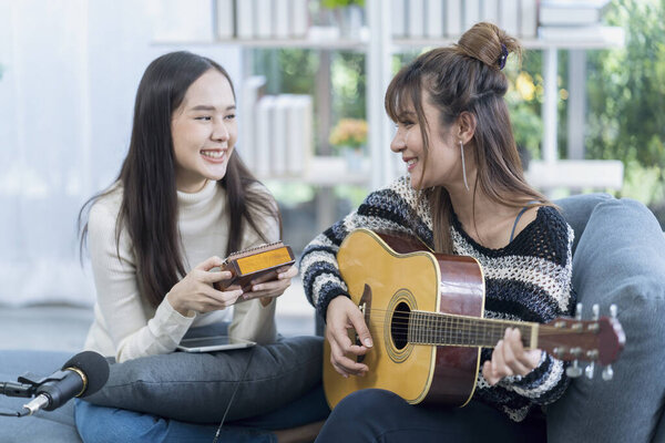 Создатели контента показывают игру с Калимбой и гитарой на социальных каналах.