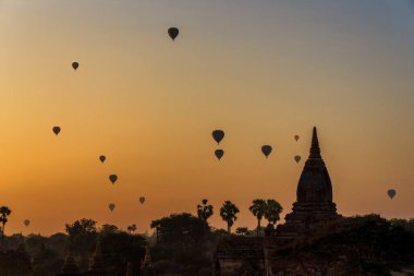 Bagan, Myanmar 'da bir çok sıcak hava balonu ile birlikte battı..