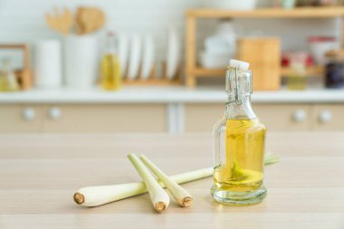 limon otu yağı. Limon otu veya sitronella Asya baharat yağı.