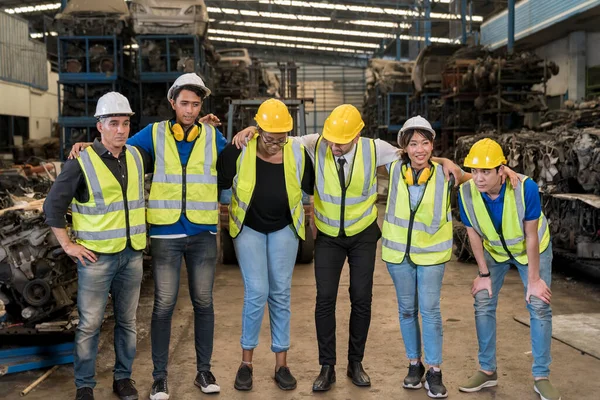 Heureux Jeune Ouvrier Usine Avec Des Collègues Groupe Travailleurs Heureux — Photo